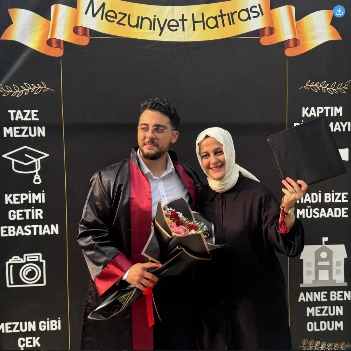 Muhammed Maksut Çakmaktaş annesiyle mezuniyet töreninde